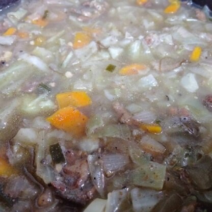 美味しくできました。豚コマを刻んでスープに使っています。黒ごまを入れたので黒いですが、野菜たっぷり欲しいときにはいいですね。
また作りますね。